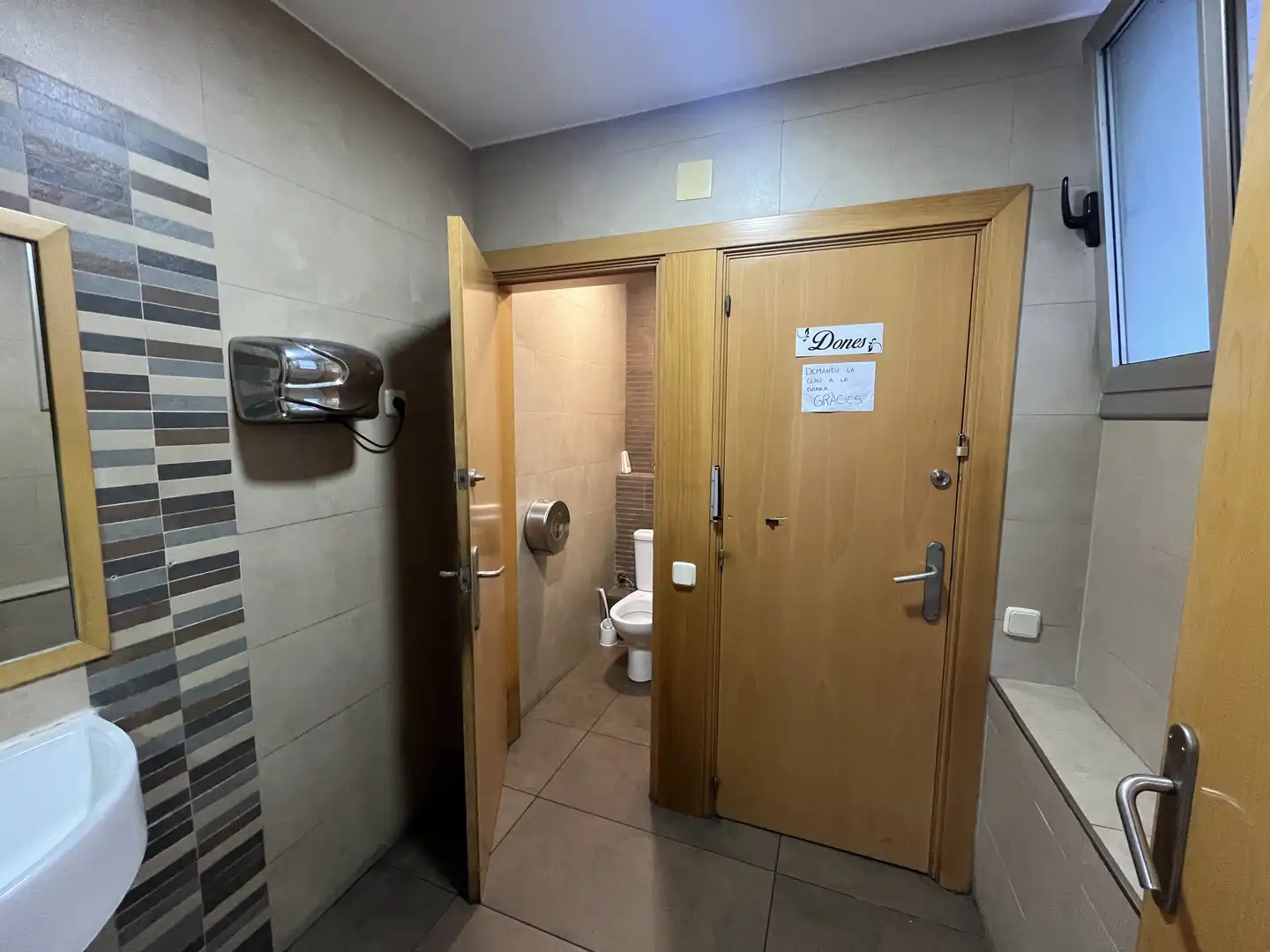 Badezimmer von Geschaftsraum zur Miete in Sant Vicenç de Castellet