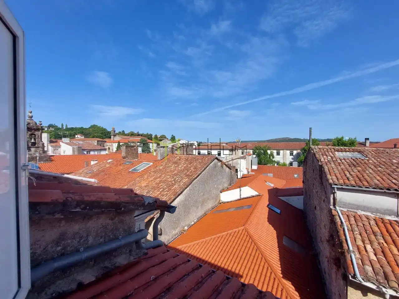 Vista exterior de Casa o xalet en venda en Santiago de Compostela  amb Calefacció i Jardí privat