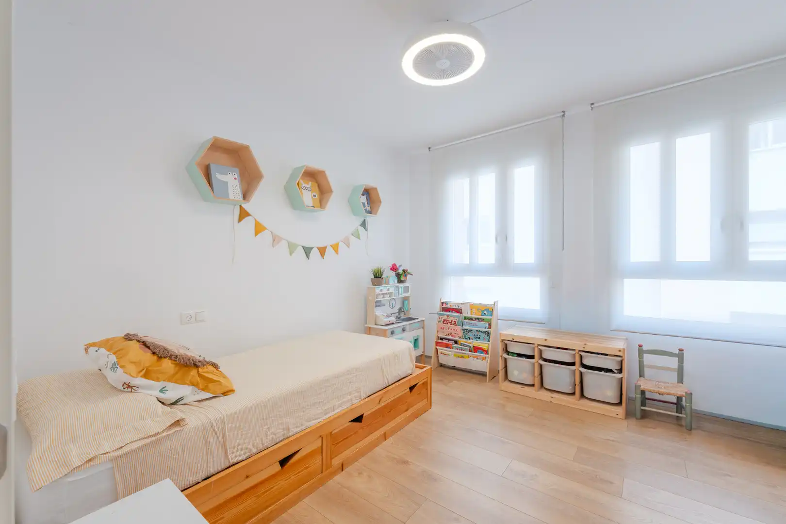 Schlafzimmer von Wohnung zum Verkauf in Girona mit Klimaanlage, Heizung und Parkett