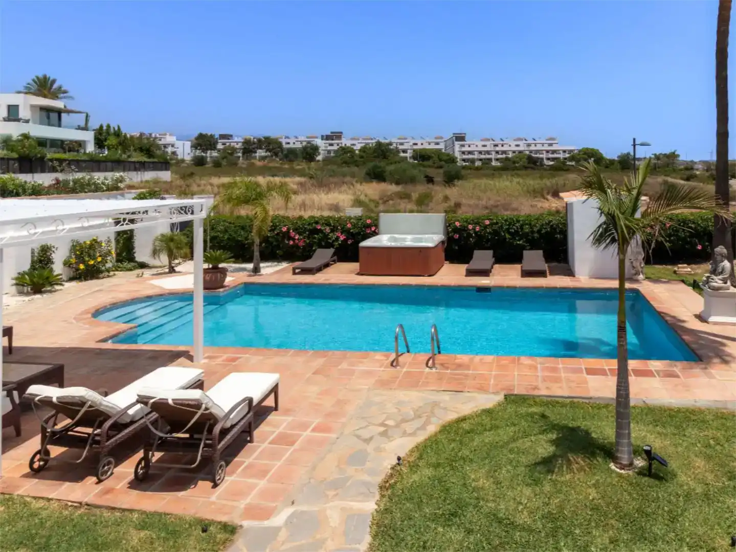 Piscina de Casa o xalet en venda en Estepona amb Aire condicionat, Piscina i Balcó