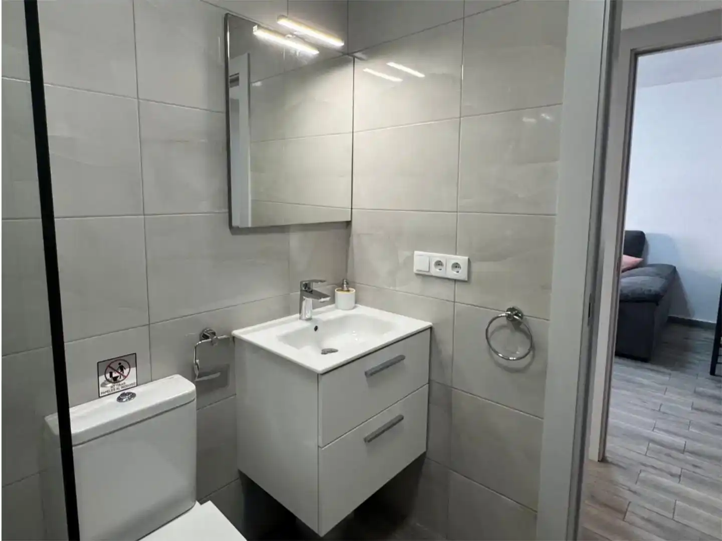 Bathroom of Flat for rent in Torrevieja  with Air Conditioner and Balcony