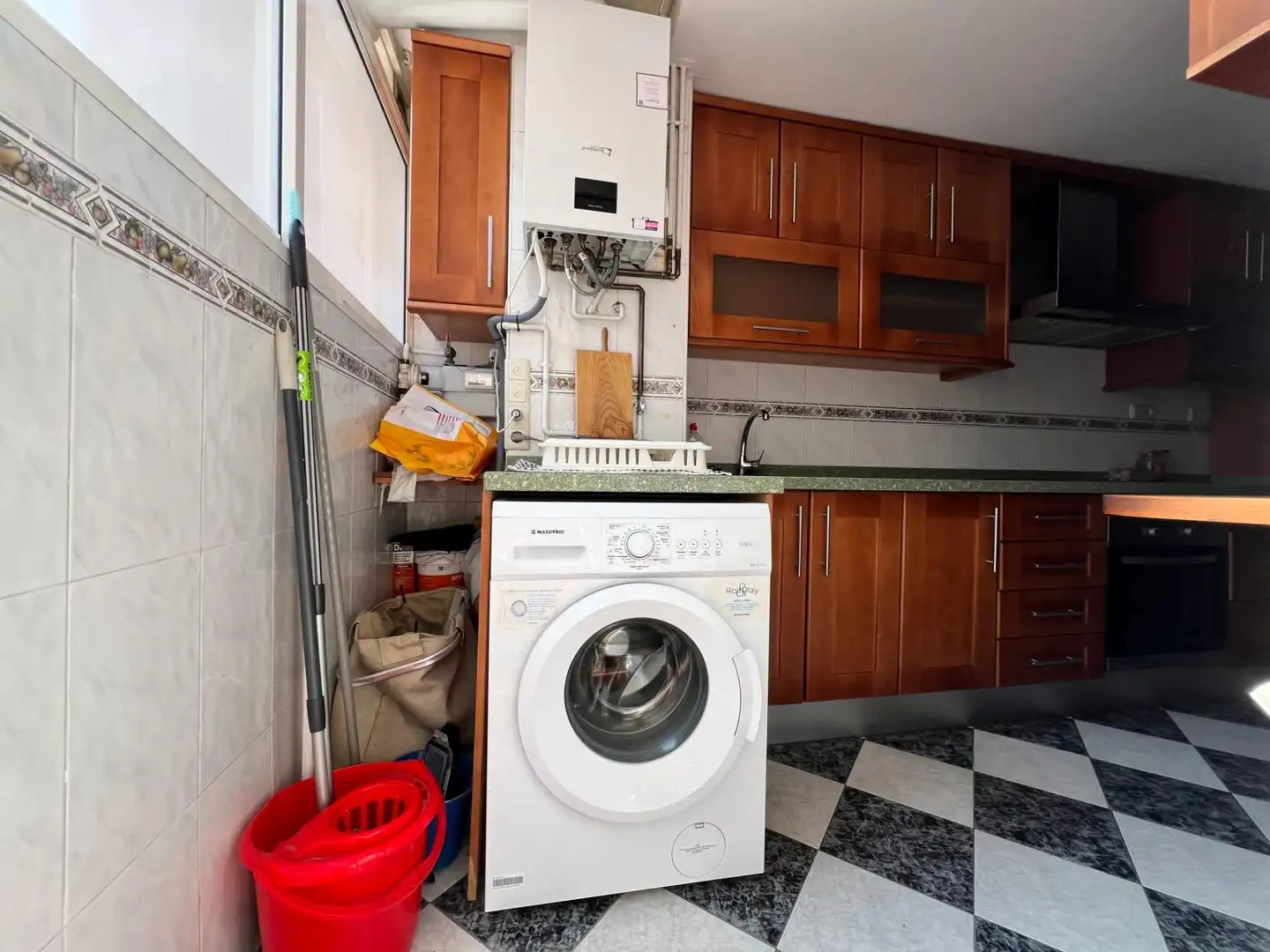 Cuina de Pis de lloguer en Granada amb Aire condicionat, Calefacció i Moblat