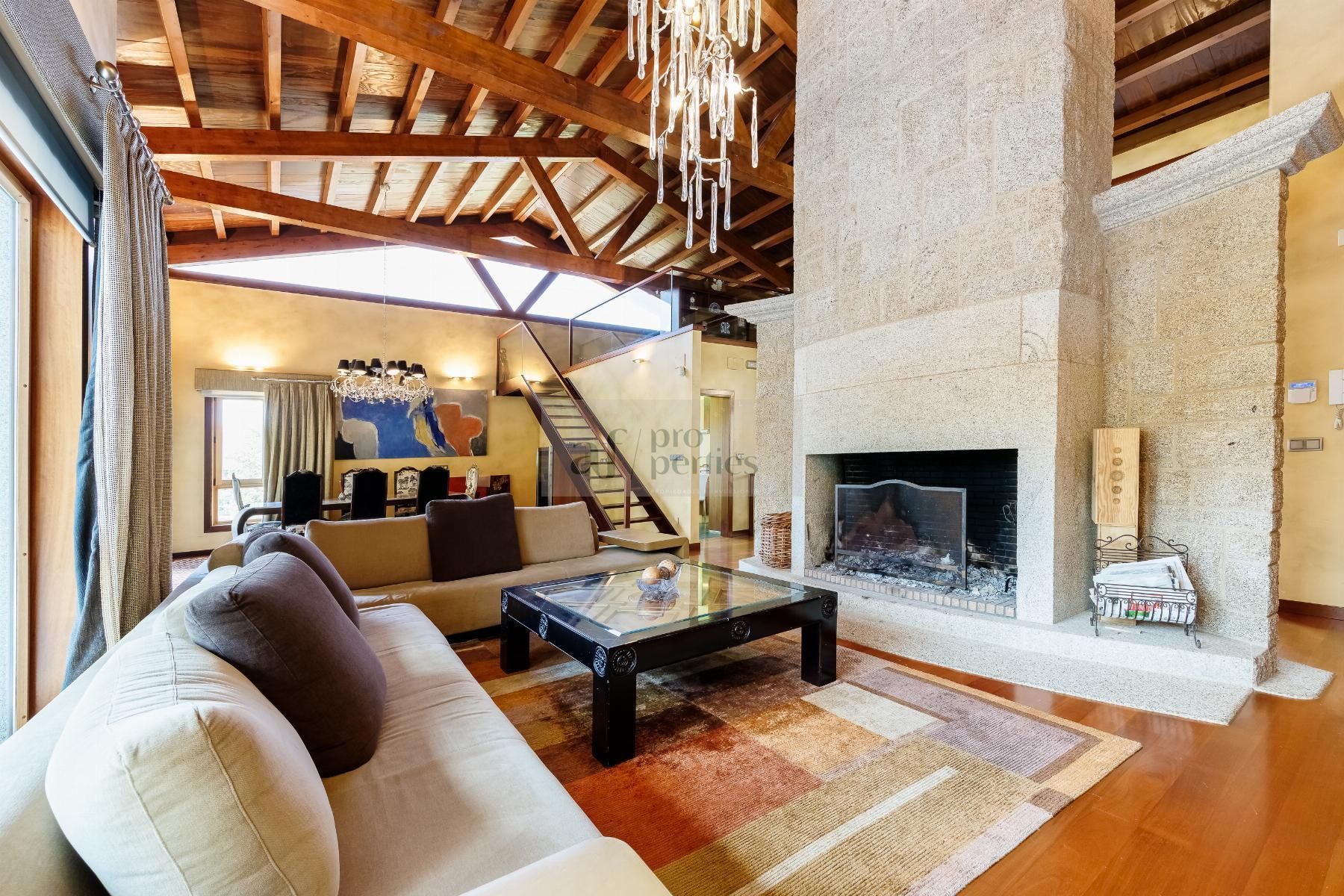 Sala d'estar de Casa o xalet en venda en Vigo  amb Calefacció, Terrassa i Piscina