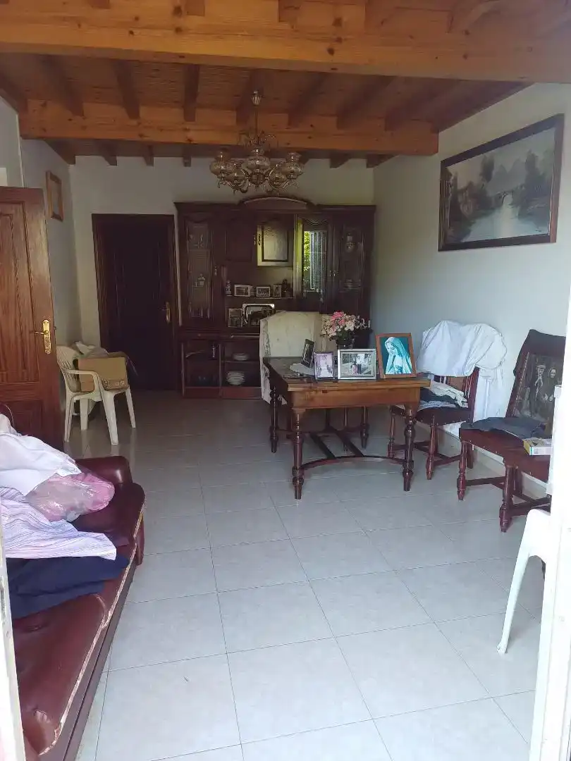 Wohnzimmer von Erdgeschoss zum Verkauf in Cariño mit Privatgarten, Abstellraum und Ofen