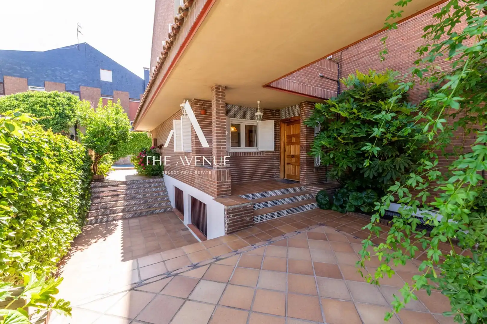 Vista exterior de Casa adosada en venda en Pozuelo de Alarcón amb Aire condicionat, Calefacció i Jardí privat