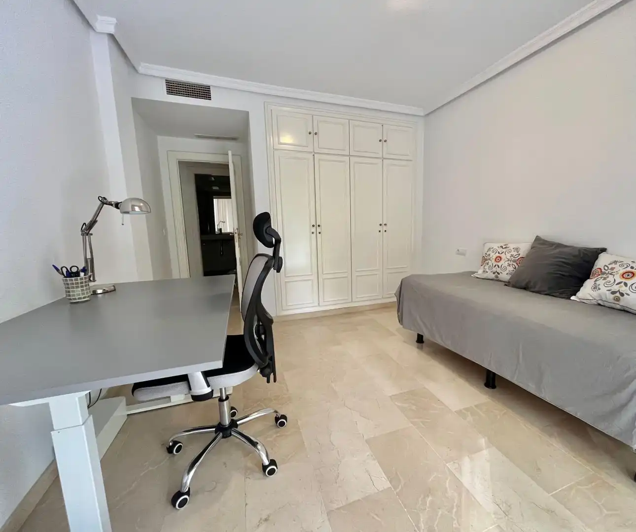 Habitación de Apartamento de alquiler en Benalmádena con Aire acondicionado, Calefacción y Terraza