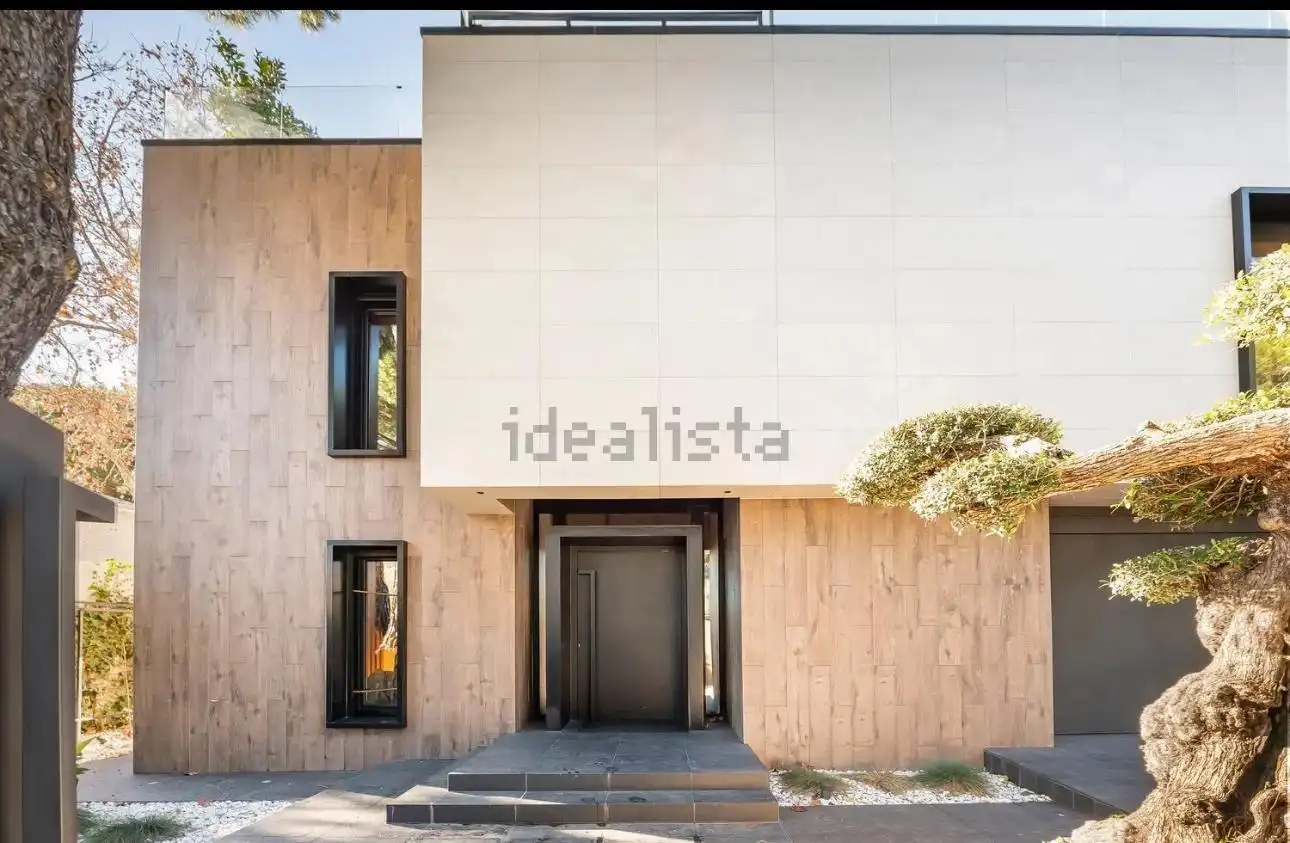 Vista exterior de Casa o xalet en venda en Pozuelo de Alarcón amb Aire condicionat, Jardí privat i Terrassa
