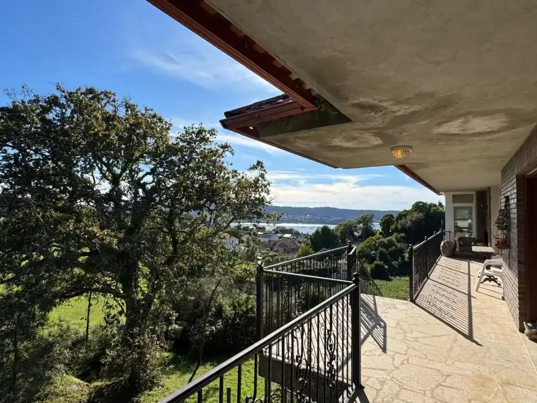 Terrassa de Casa o xalet en venda en Cangas  amb Aire condicionat i Balcó