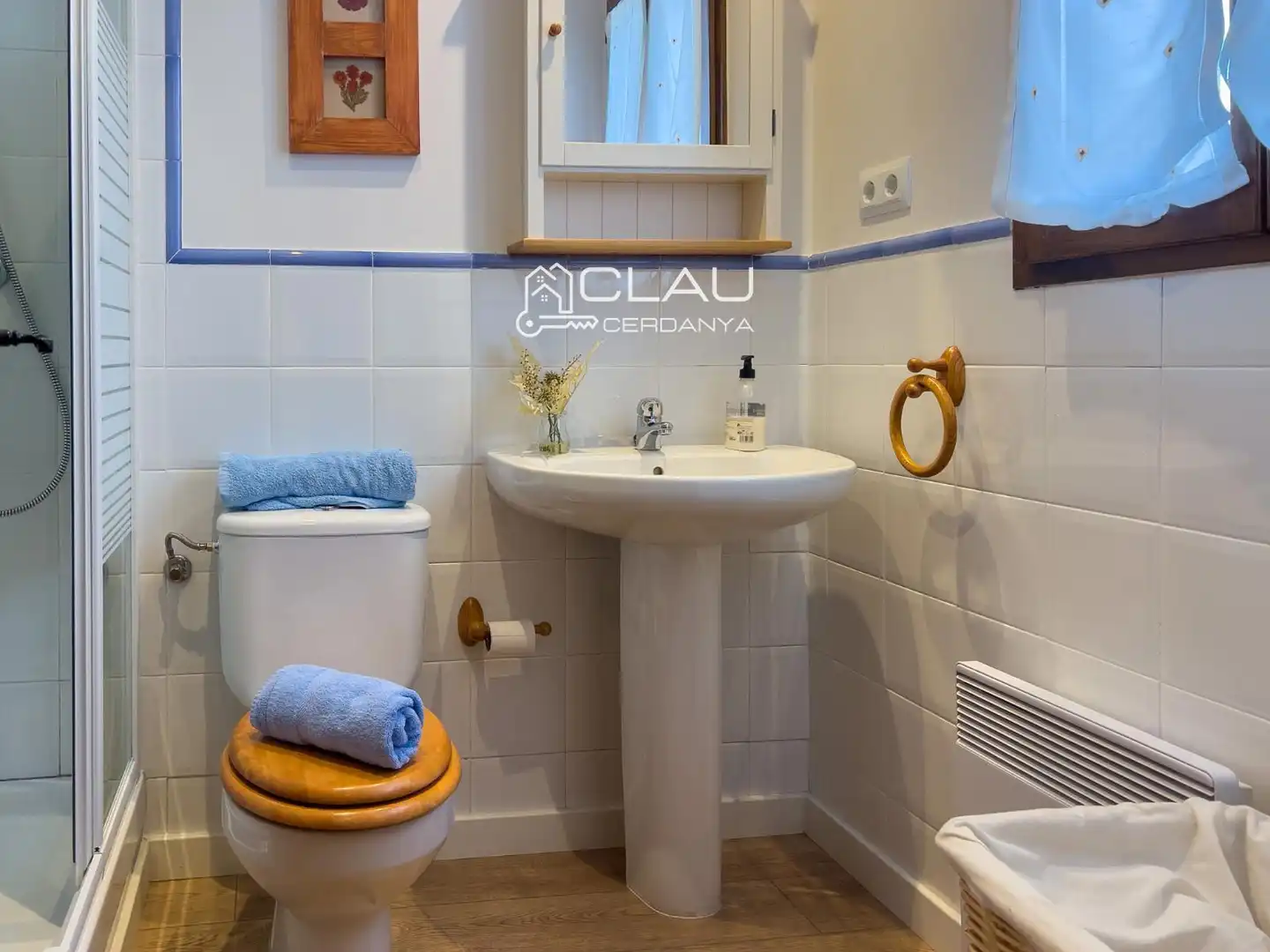 Bathroom of Detached homes for rent in Osséja  with Heating, Private garden and Parquet flooring