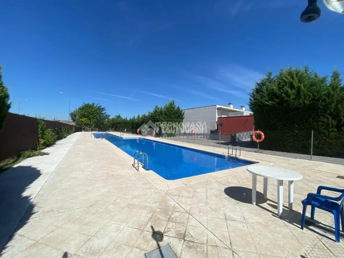 Piscina de Piso en venta en Loeches