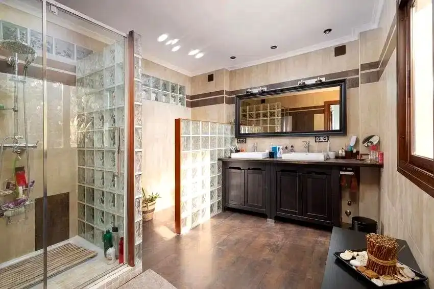 Badezimmer von Haus oder Chalet zum Verkauf in Málaga mit Klimaanlage, Heizung und Privatgarten