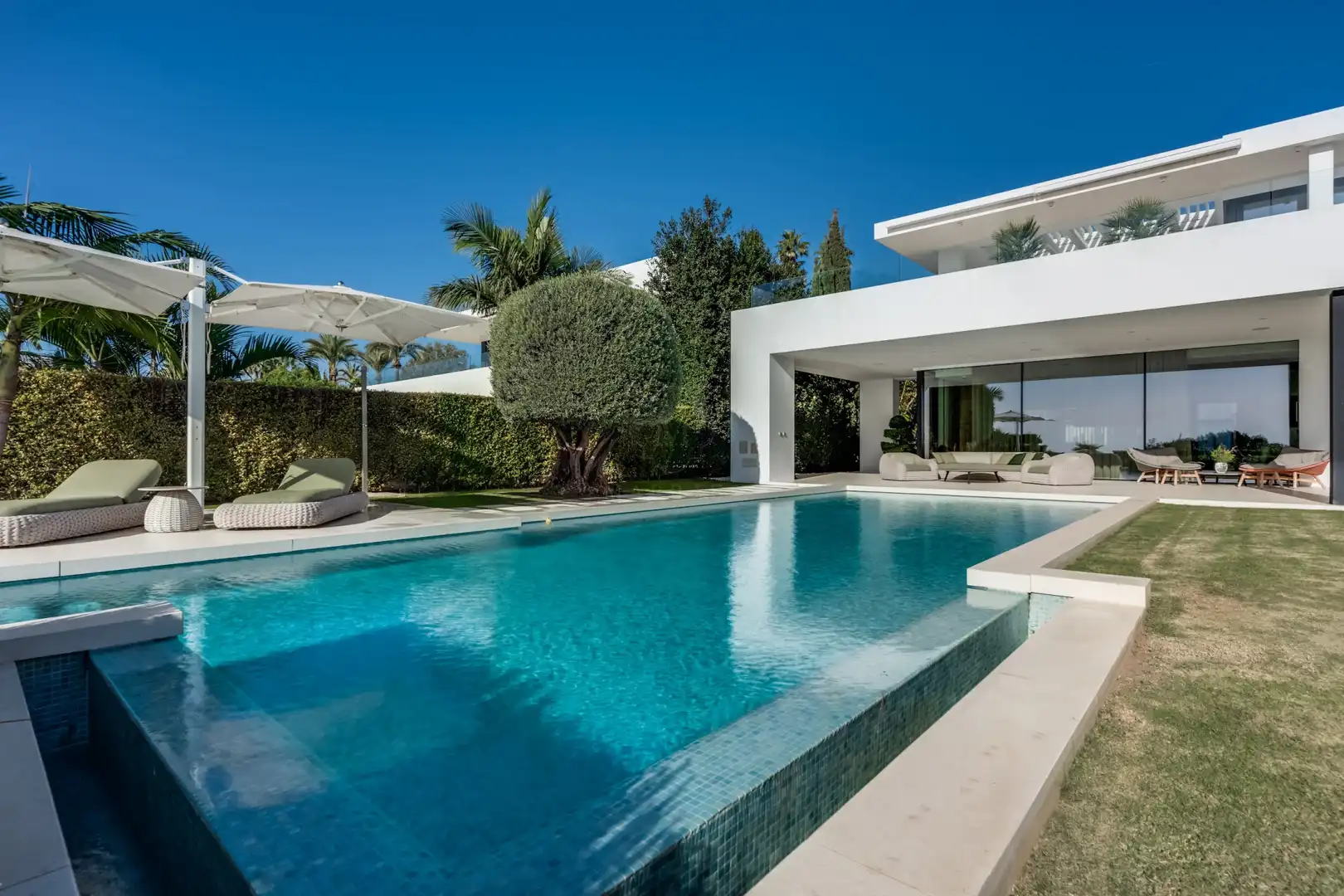 Swimming pool of Houses for sale in Marbella  with Air Conditioner, Heating and Private garden