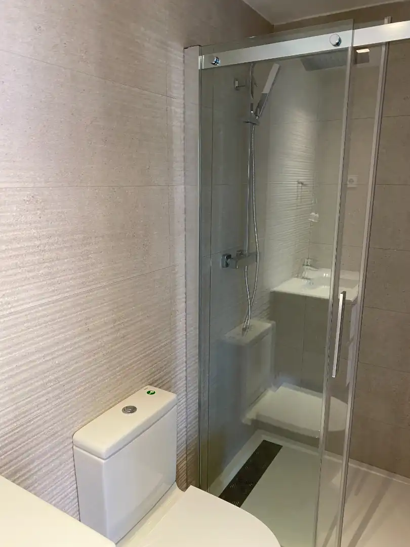 Baño de Apartamento de alquiler en Pozuelo de Alarcón con Aire acondicionado, Calefacción y Trastero
