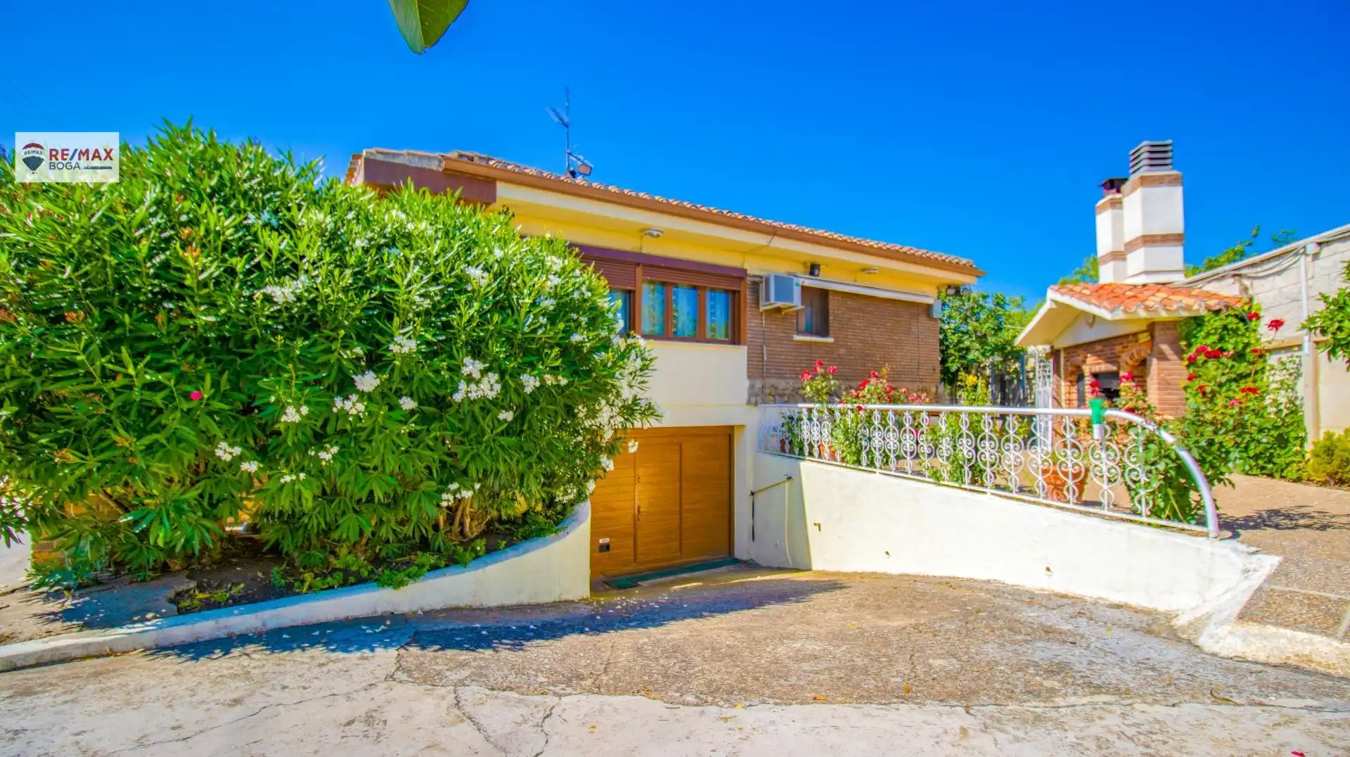 Vista exterior de Casa o xalet en venda en Oyón-Oion amb Aire condicionat, Jardí privat i Parquet