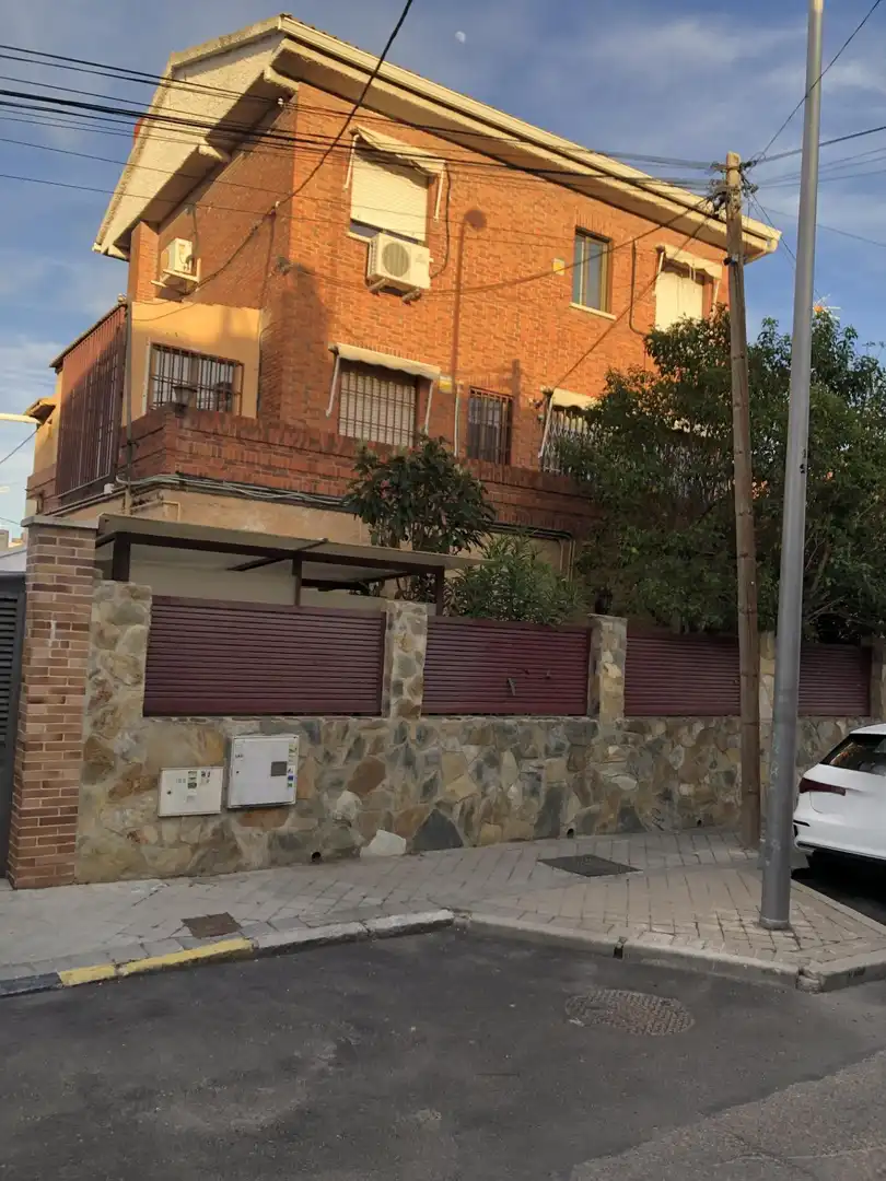 Vista exterior de Casa o xalet en venda en Madrid amb Calefacció i Terrassa