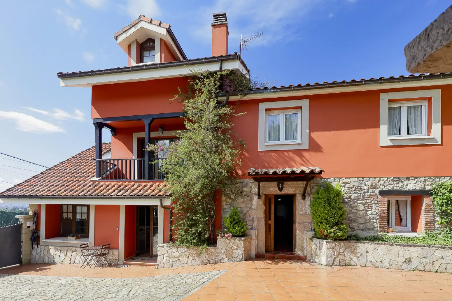 Vista exterior de Casa o xalet en venda en Gijón  amb Calefacció, Jardí privat i Parquet