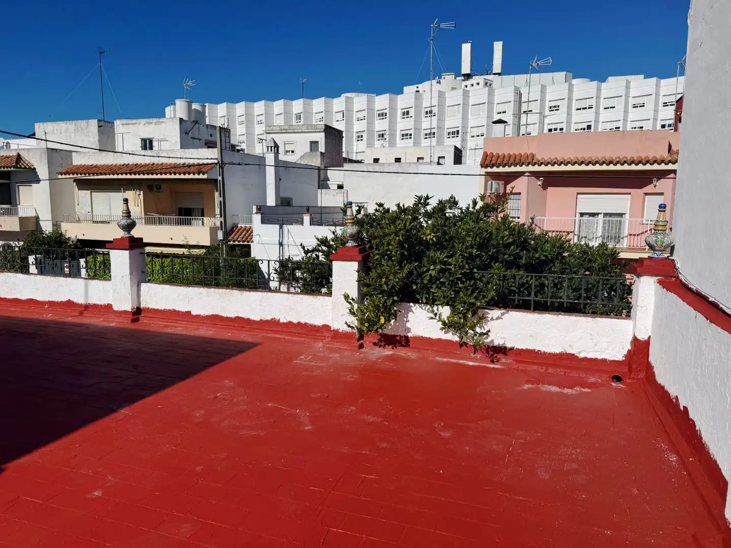 Vista exterior de Casa adosada en venda en El Puerto de Santa María amb Jardí privat i Terrassa