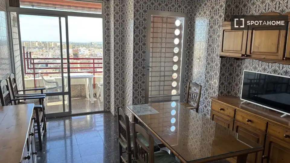 Menjador de Apartament per a compartir en Elche / Elx amb Aire condicionat, Terrassa i Moblat