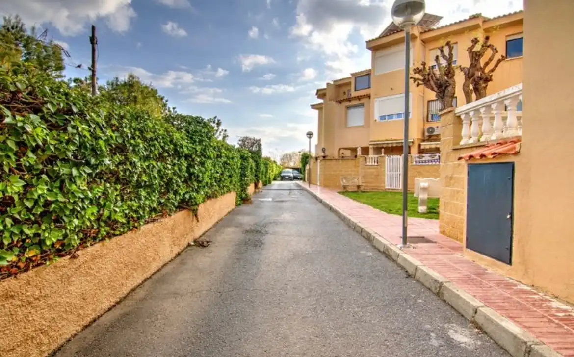 Vista exterior de Casa adosada en venda en San Vicente del Raspeig / Sant Vicent del Raspeig amb Aire condicionat, Jardí privat i Terrassa