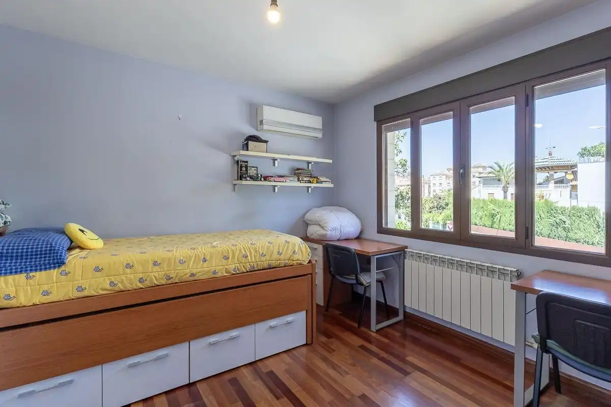 Habitación de Casa o chalet en venta en Granada con Aire acondicionado, Calefacción y Jardín privado