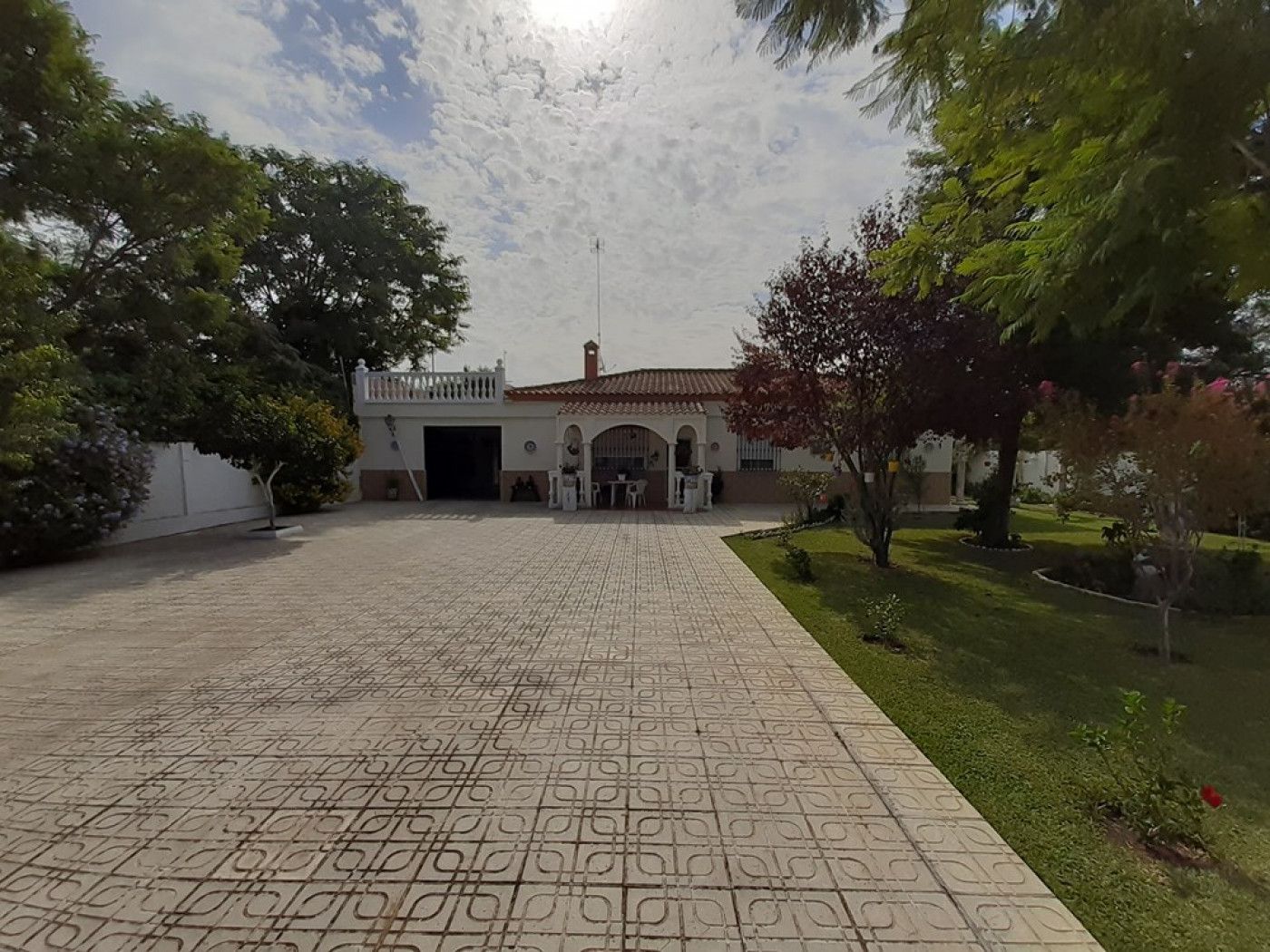 Vista exterior de Casa o xalet en venda en Utrera amb Terrassa, Traster i Piscina