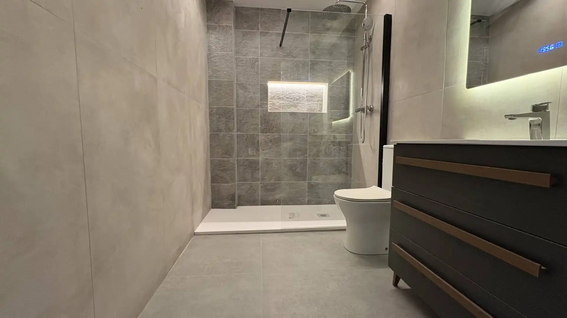 Badezimmer von Wohnung zur Miete in Aldaia mit Klimaanlage, Heizung und Parkett