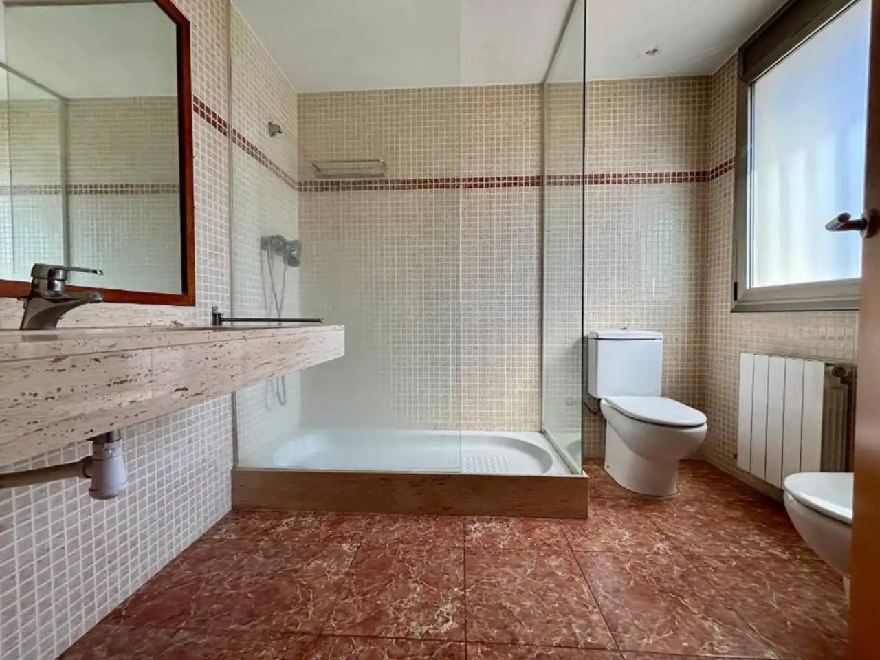 Badezimmer von Einfamilien-Reihenhaus zum Verkauf in Sant Andreu de Llavaneres mit Klimaanlage, Heizung und Terrasse