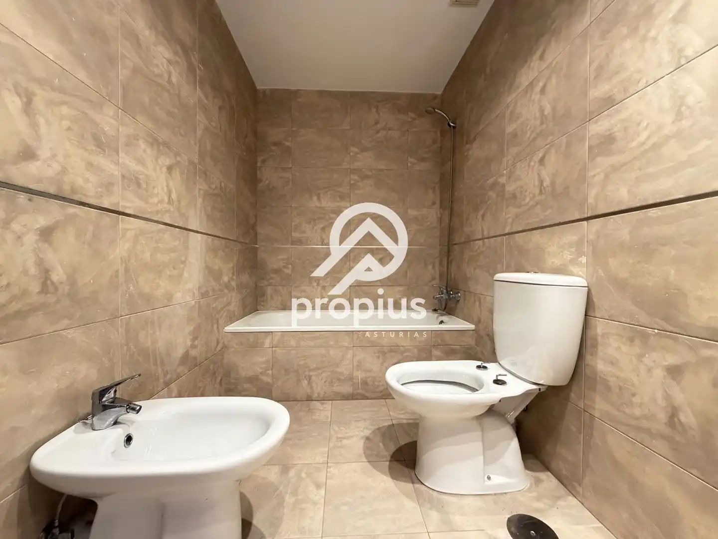 Badezimmer von Dachboden zum Verkauf in Llanes mit Abstellraum