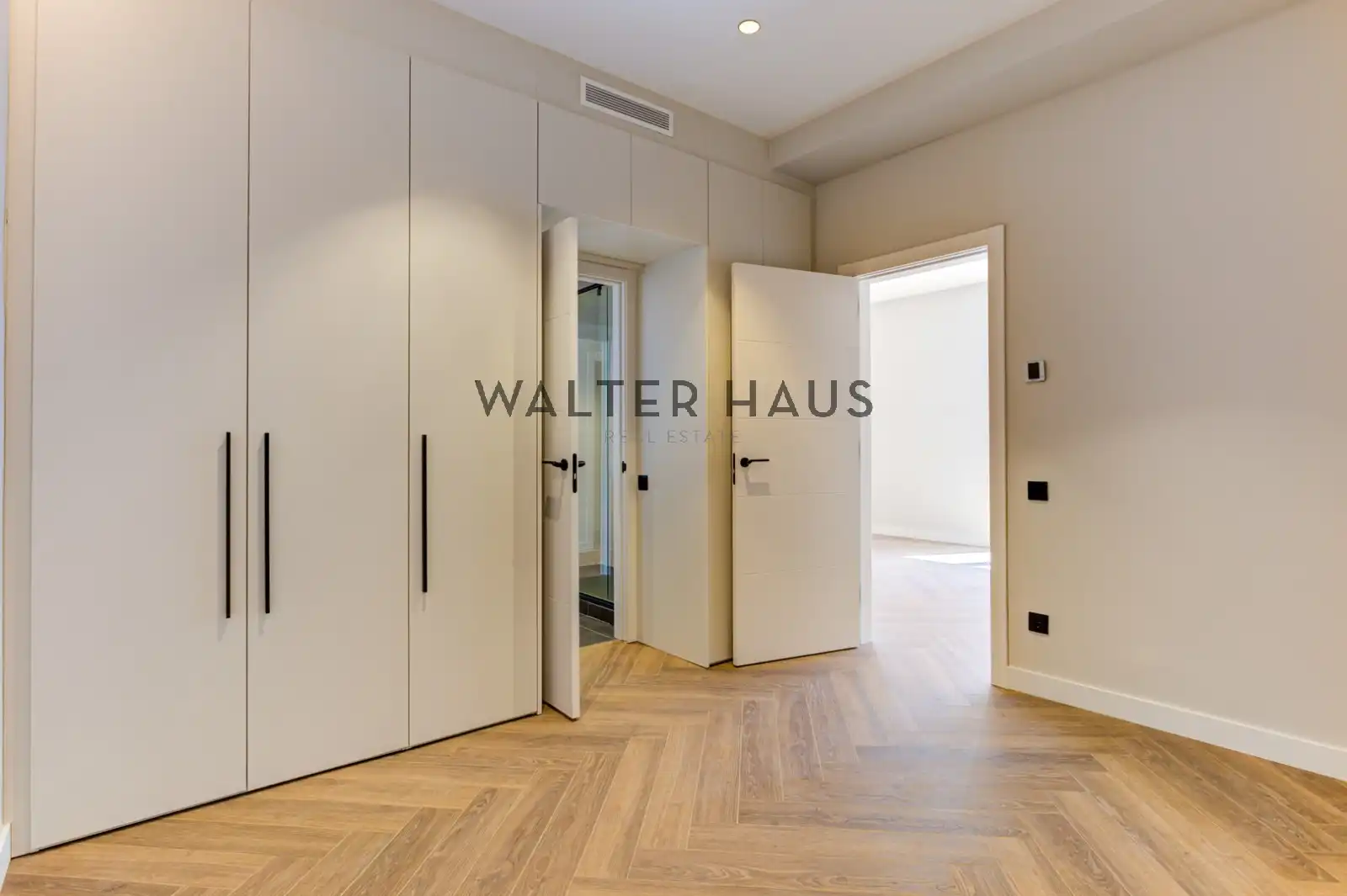 Flat for sale in Barcelona  with Air Conditioner, Heating and Oven