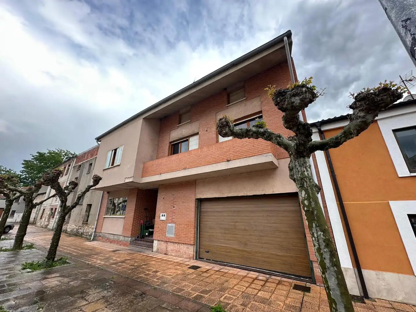 Vista exterior de Casa o chalet en venta en Burgos Capital con Calefacción, Terraza y Trastero