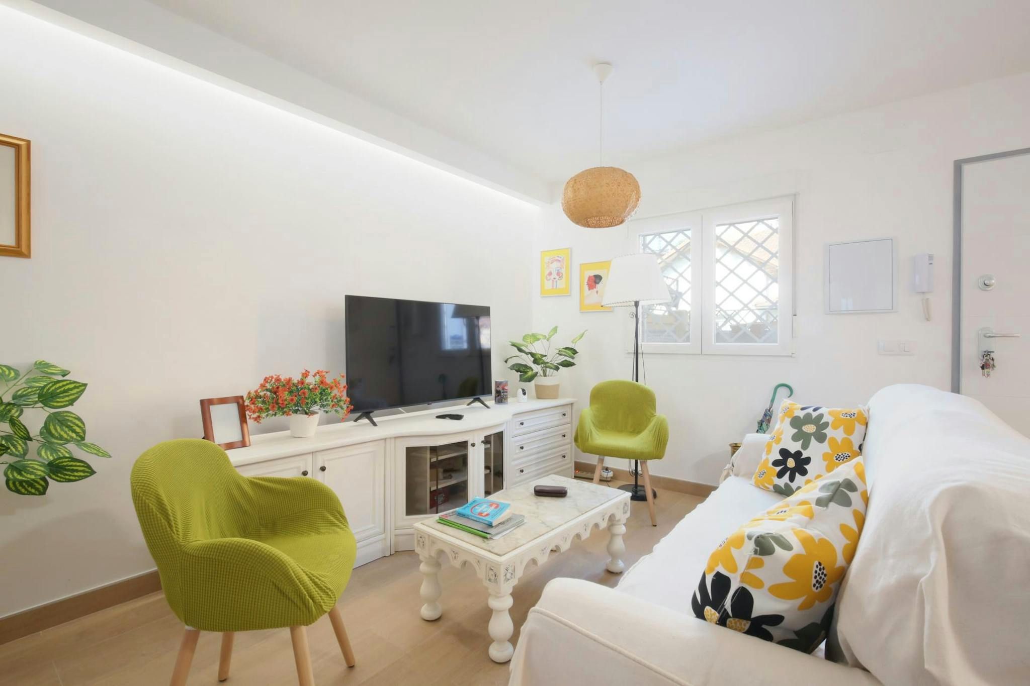 Living room of Flat to rent in  Madrid Capital  with Air Conditioner, Heating and Furnished