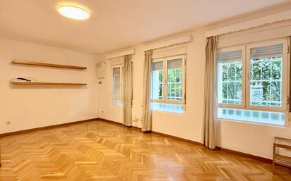 Living room of Flat for sale in  Madrid Capital  with Air Conditioner, Heating and Storage room