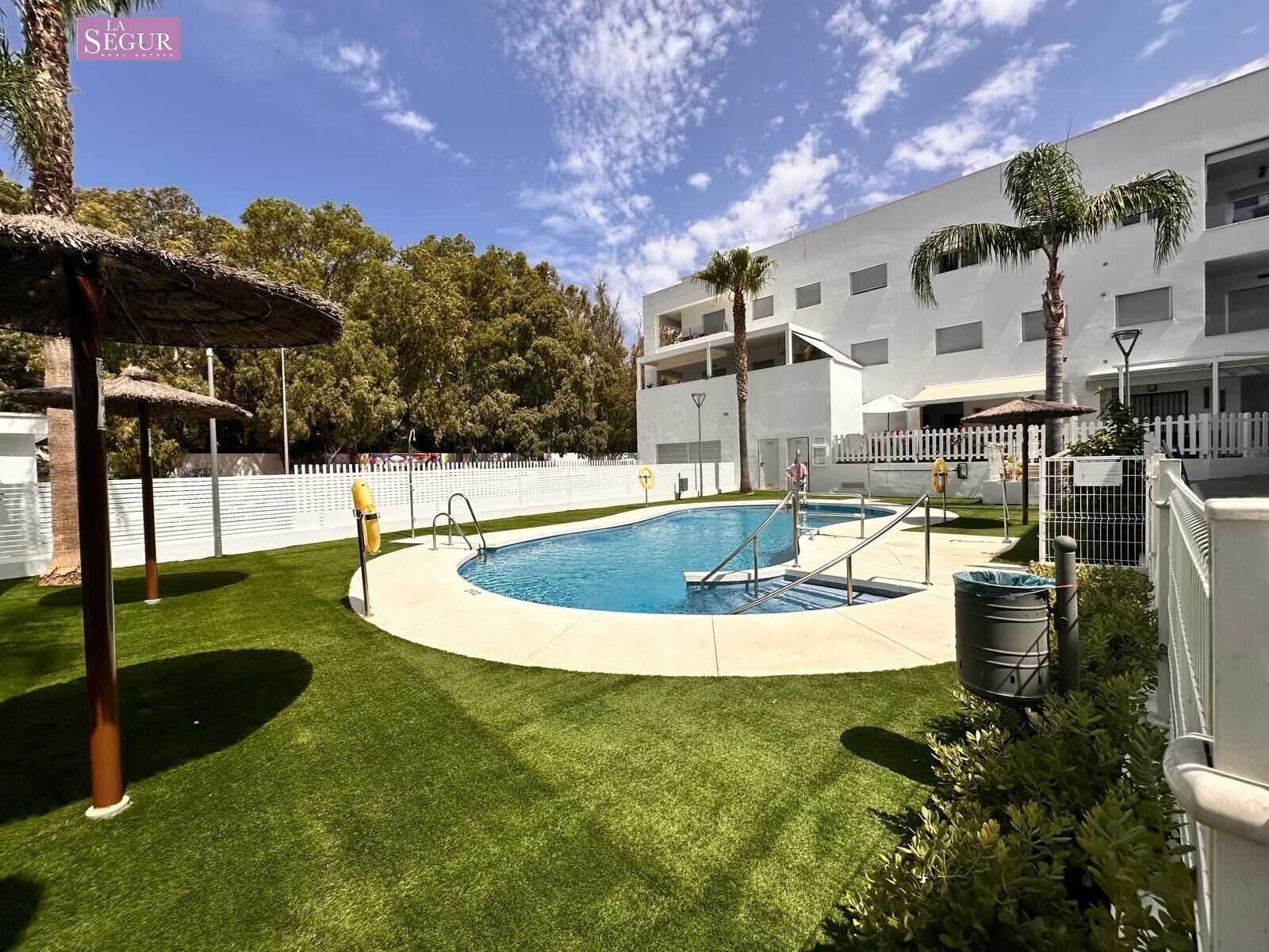 Swimming pool of Flat for sale in Conil de la Frontera  with Air Conditioner, Heating and Parquet flooring