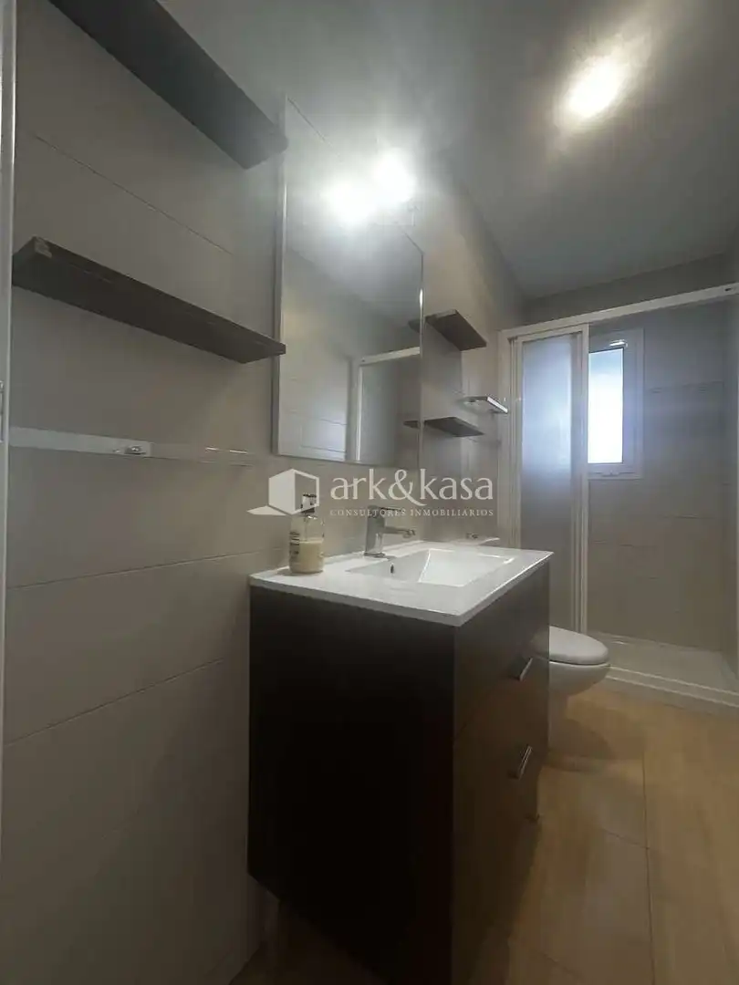 Baño de Piso de alquiler en Valencia con Amueblado, Horno y Microondas