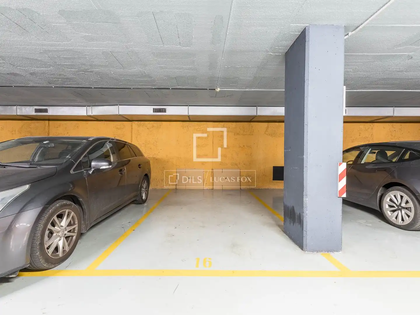 Parking de Ático en venta en Barcelona con Aire acondicionado, Calefacción y Trastero