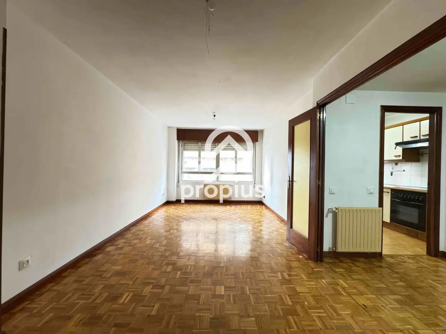 Sala de estar de Piso en venta en Oviedo  con Calefacción, Parquet y Terraza