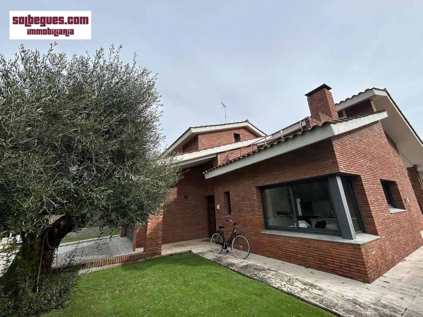 Vista exterior de Casa o xalet de lloguer en Begues amb Aire condicionat, Calefacció i Jardí privat