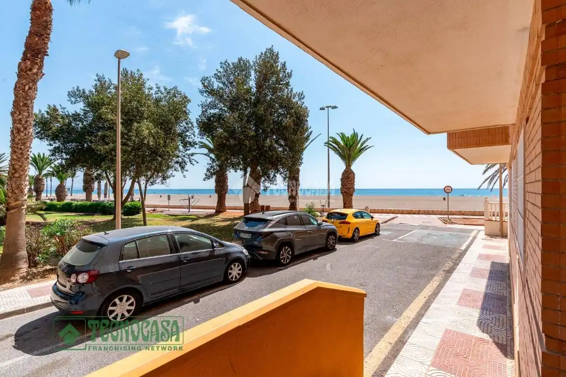 Vista exterior de Pis en venda en Roquetas de Mar amb Aire condicionat