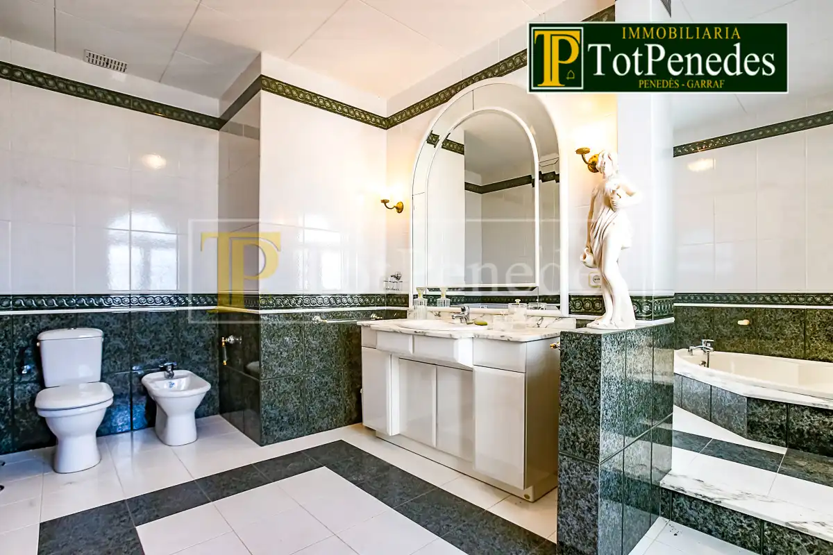 Badezimmer von Country house zur Miete in Font-rubí mit Klimaanlage, Heizung und Privatgarten