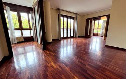 Sala d'estar de Pis en venda en Vitoria - Gasteiz amb Calefacció, Parquet i Traster