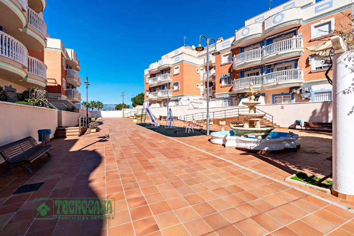Vista exterior de Pis en venda en Roquetas de Mar amb Aire condicionat i Terrassa