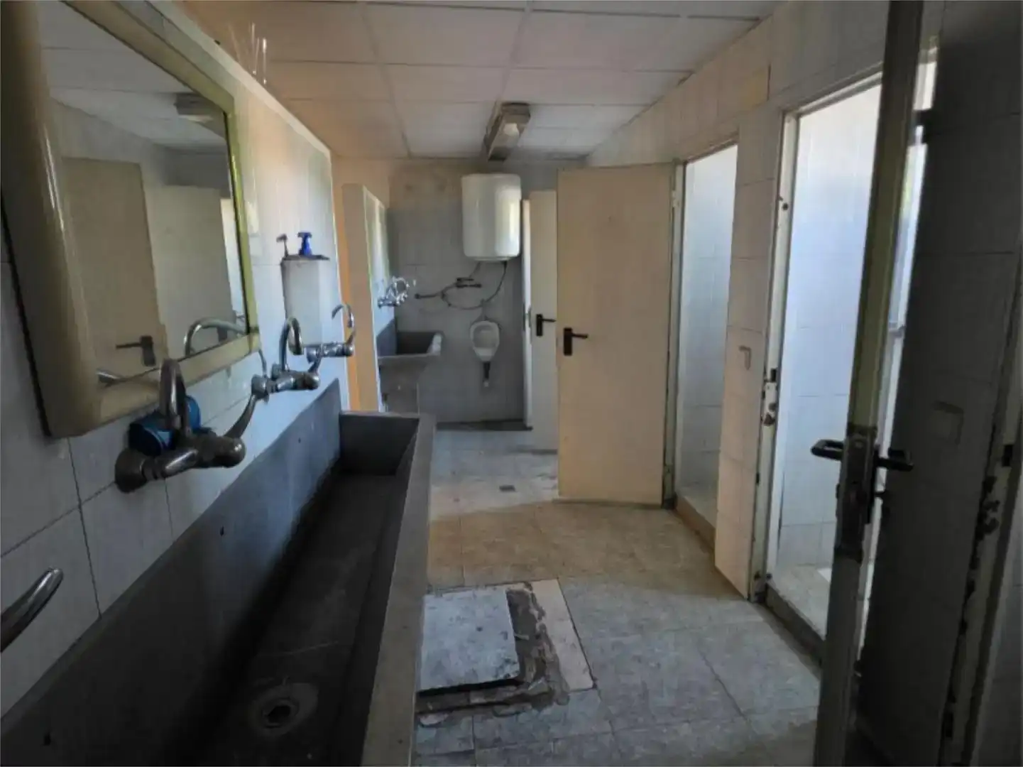 Badezimmer von Fabrikhallen zur Miete in Llanera
