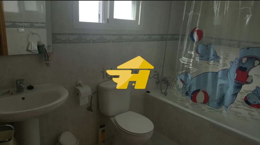 Bany de Pis de lloguer en Mijas amb Aire condicionat, Jardí privat i Piscina