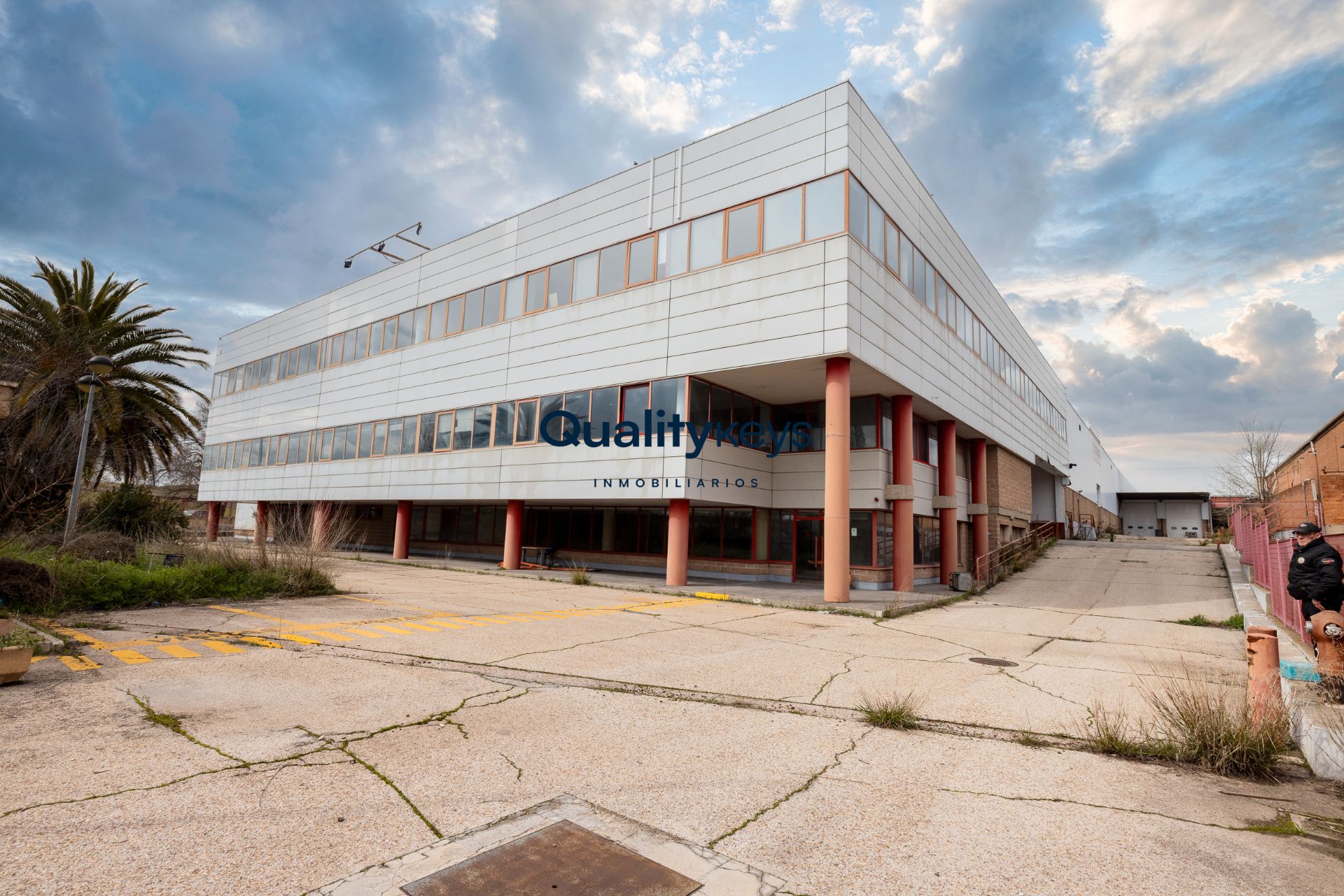 Vista exterior de Nau industrial en venda en Ajalvir amb Calefacció i Alarma
