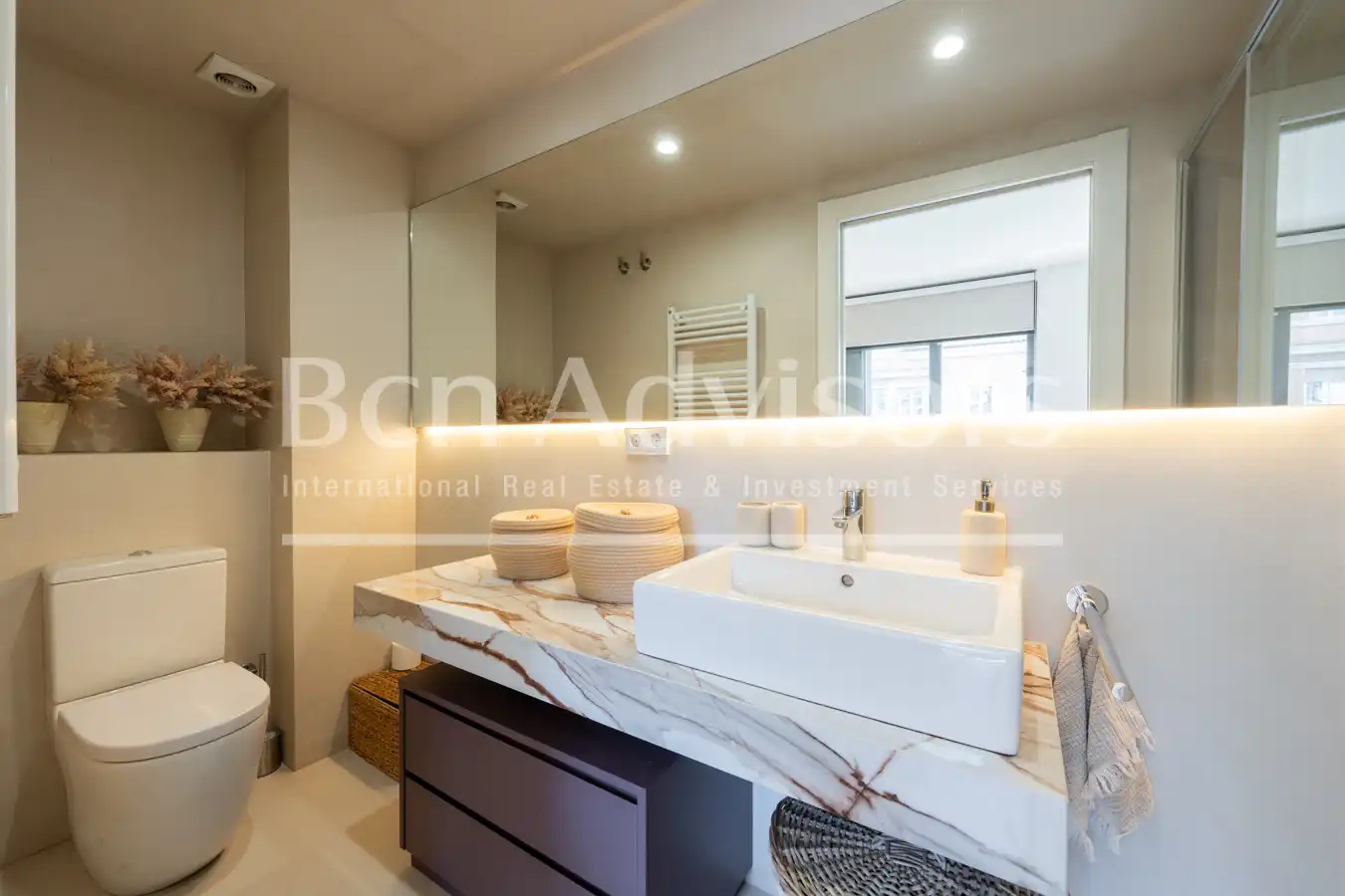 Badezimmer von Dachboden zum Verkauf in Barcelona mit Klimaanlage, Heizung und Parkett