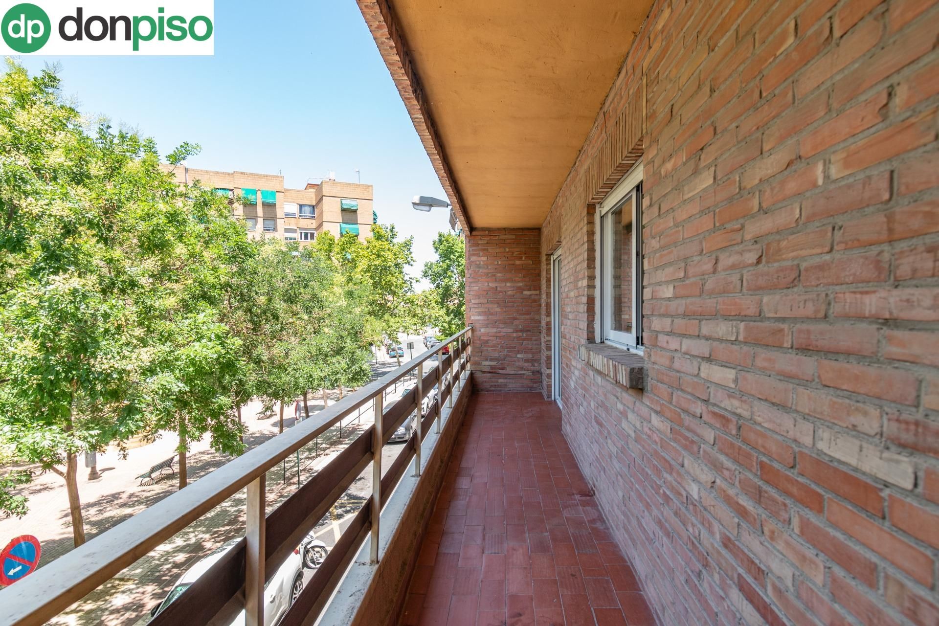 Vista exterior de Pis en venda en  Granada Capital amb Calefacció i Terrassa