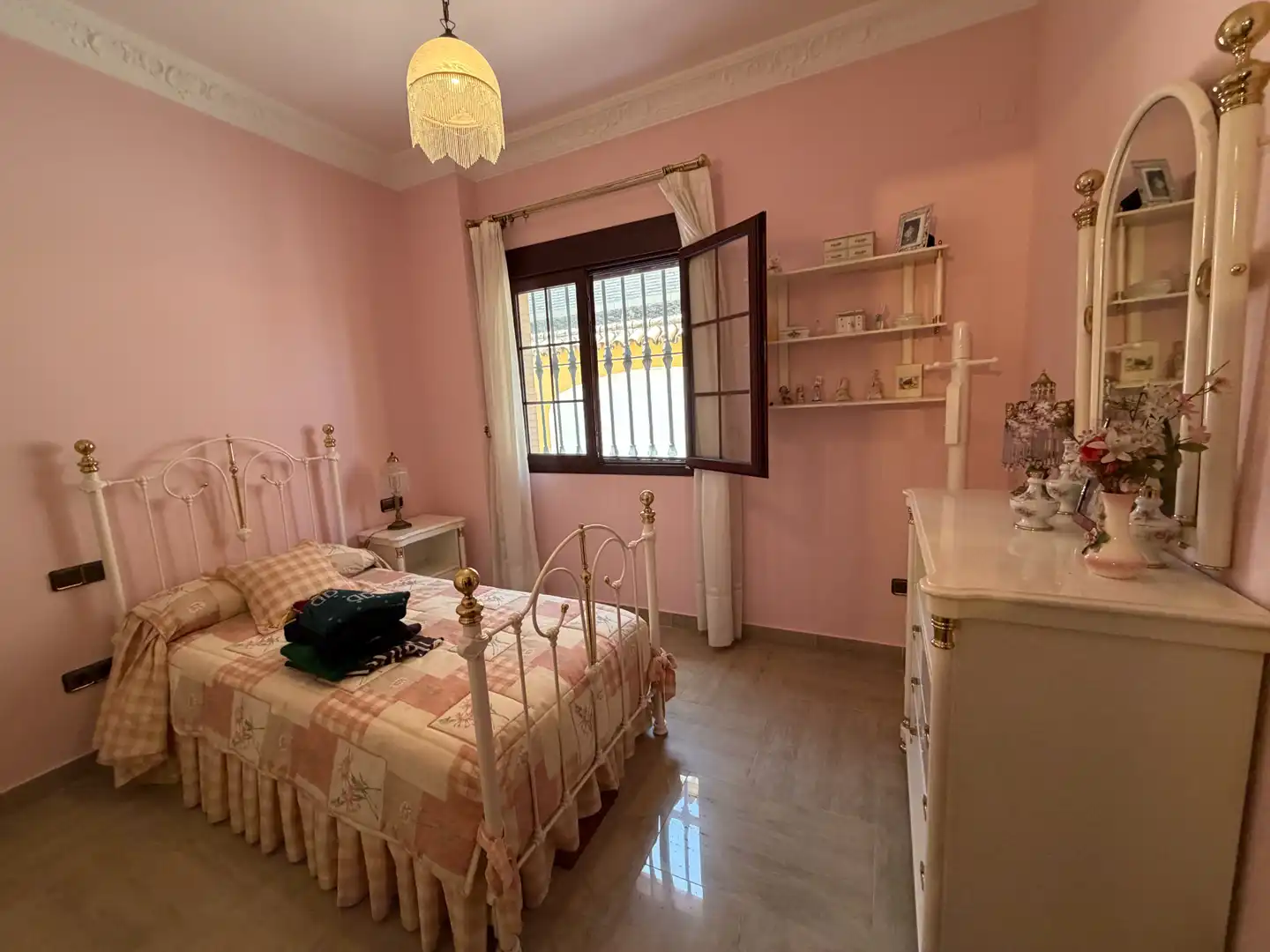 Dormitori de Casa o xalet en venda en Bormujos amb Aire condicionat, Jardí privat i Terrassa
