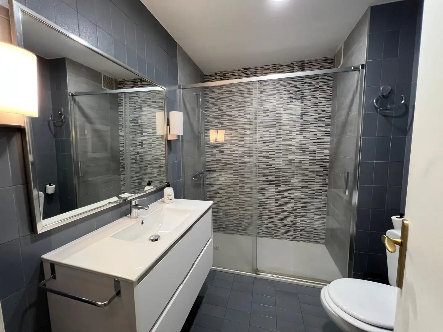 Bathroom of Flat for sale in  Pamplona / Iruña  with Heating, Furnished and Balcony