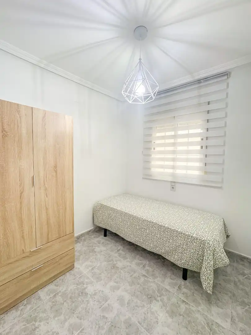 Habitación de Apartamento de alquiler en Santa Pola con Terraza, Piscina y Amueblado