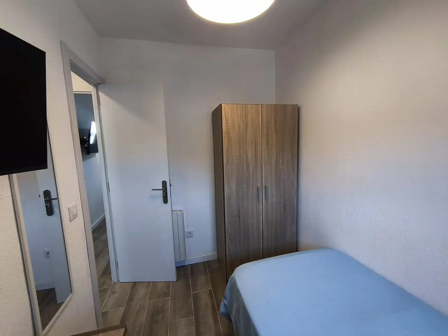 Bedroom of Flat for share in Madrid  with Heating, Furnished and Washing machine